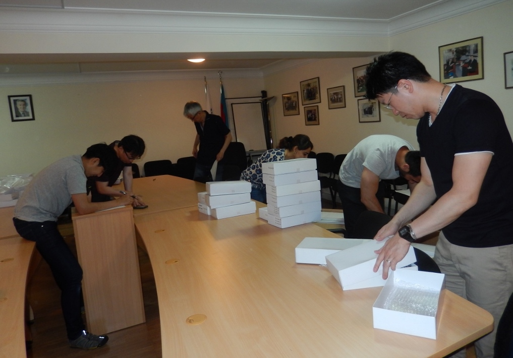 UNHCRアゼルバイジャン事務所内で、寄贈眼鏡の在庫を確認、再梱するメンバー