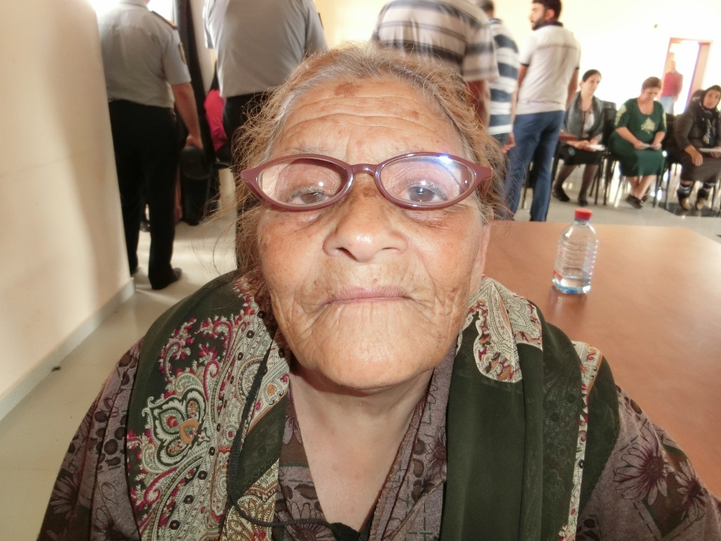 新しいメガネを掛ける国内避難民の女性
